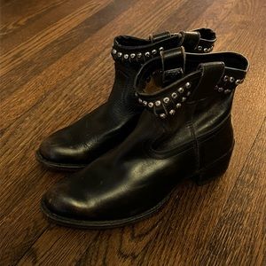 FRYE - Diana Distressed Leather Stuffed Short Boots shoes black 6